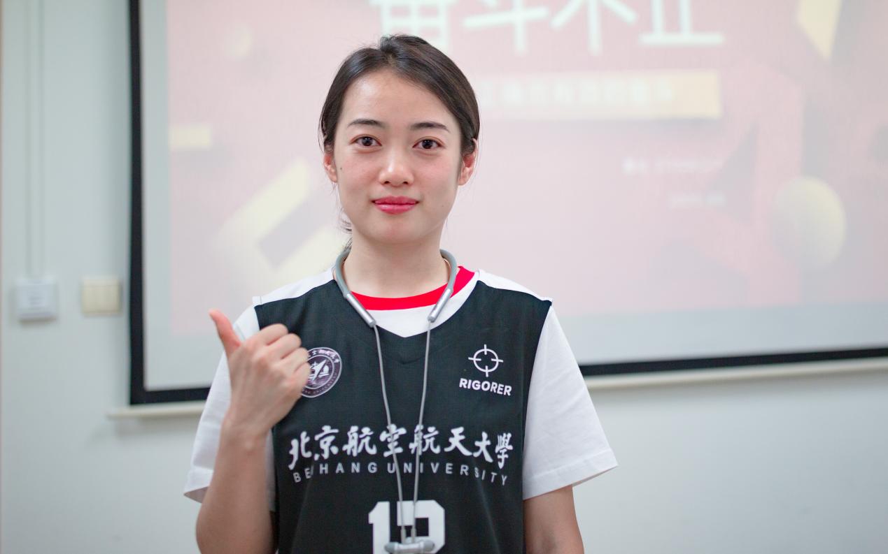 穿白色衣服的小孩中度可信度描述已自动生成