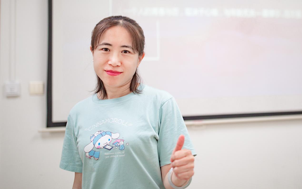 小孩站在房间里中度可信度描述已自动生成